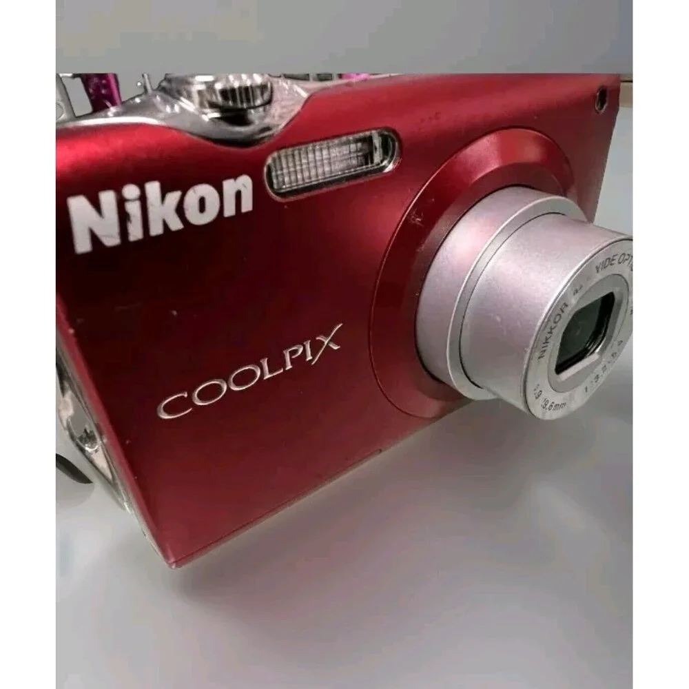 Nikon COOLPIX S205 12.0MP Digital Camera - Red